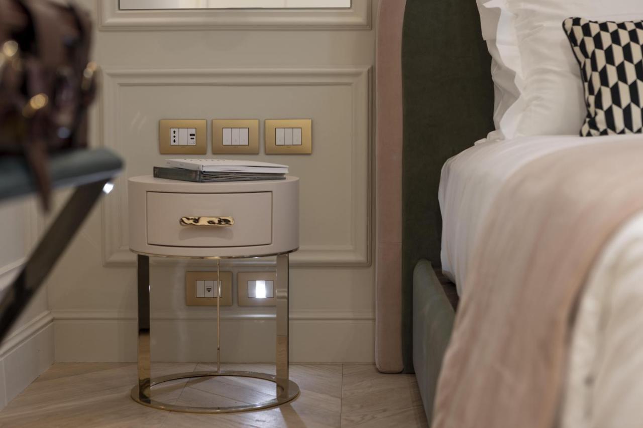 Hotel La Gemma Firenze Esterno foto A bedside table