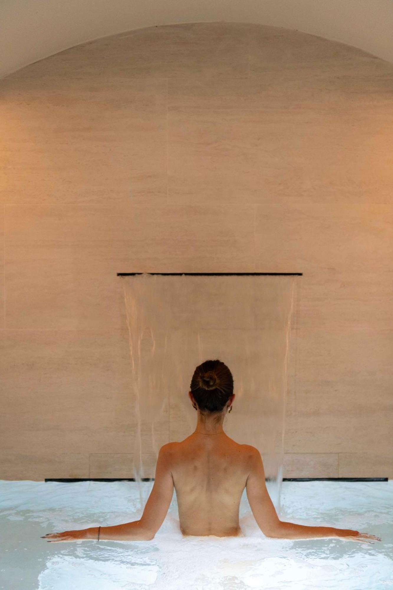 Hotel La Gemma Firenze Esterno foto A woman in a shower